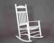 صندلی کاشی سفید چوب چوبی در فضای باز طراحی توخالی برای آرامش بخش