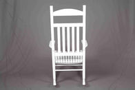 صندلی کاشی سفید چوب چوبی در فضای باز طراحی توخالی برای آرامش بخش